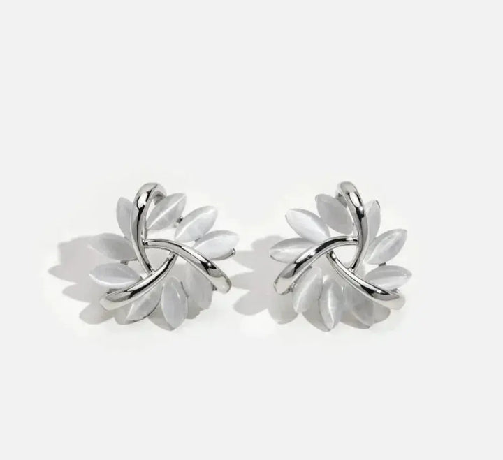 Boucles d'oreilles en or avec cercle en pétales d'opale élégantes et exquises