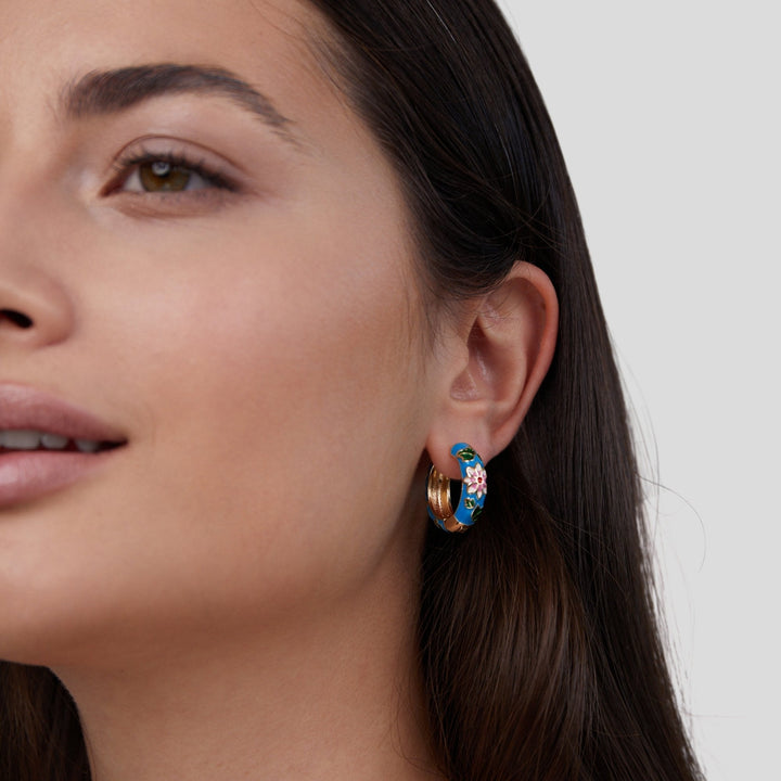 Boucles d'oreilles en cercle doré avec fleur